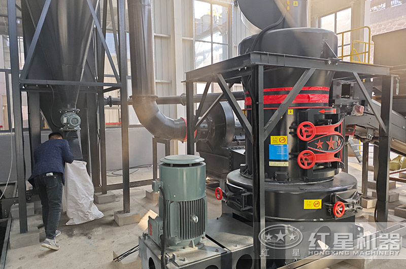 超細(xì)立式磨粉機試機現(xiàn)場