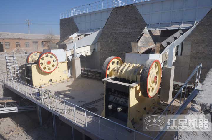 河北制砂生產(chǎn)現(xiàn)場(chǎng)，兩臺(tái)顎破同時(shí)有效生產(chǎn)