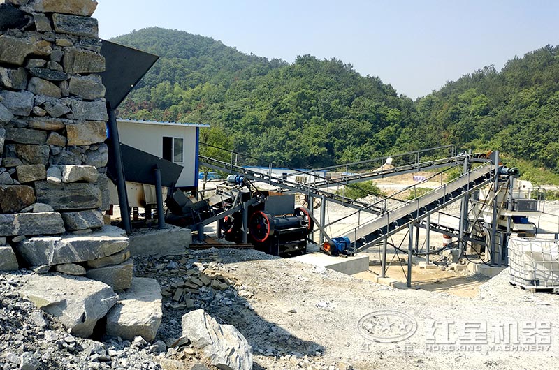 顎式細破碎機破碎現場，搭配制砂機使用